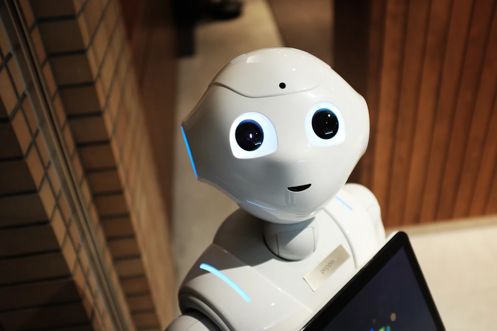Industrijski robot u stanici za automatizaciju